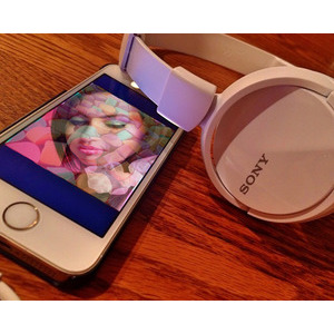 Your_picture_on_the_mobile_headset photo effect