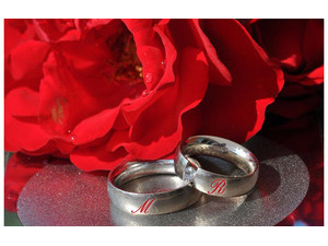 Type your lover's name on a wedding ring and red flowers
