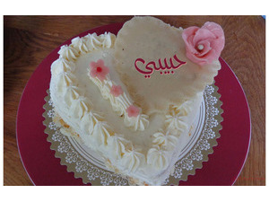 Type your lover's name on the cake. Vanilla